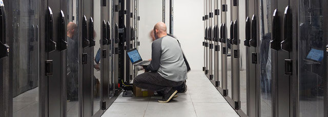 zwei Techniker überprüfen Server im Rechenzentrum