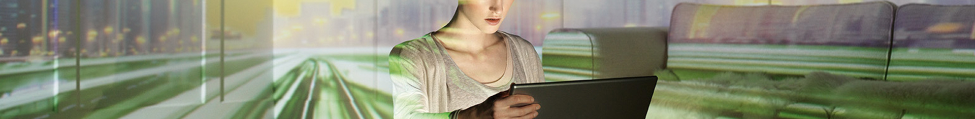 kleiner Bildausschnitt einer Frau, die im Wohnzimmer vor dem Laptop sitzt; über das gesamte Bild zieht sich ein virtueller Datenhighway