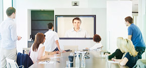 videokonferenz mit mann in tv